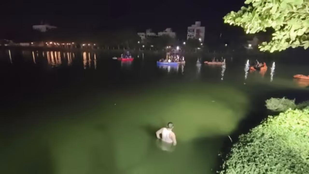 ഗുജറാത്തിൽ വിനോദയാത്രക്കിടെ ബോട്ട് മറിഞ്ഞ് വൻദുരന്തം; സ്കൂൾ വിദ്യാർത്ഥികള് ഉൾപ്പെടെ 15 പേര് മരിച്ചു ഗുജറാത്തിൽ വിനോദയാത്രക്കിടെ ബോട്ട് മറിഞ്ഞ് വൻദുരന്തം; സ്കൂൾ വിദ്യാർത്ഥികള് ഉൾപ്പെടെ 15 പേര് മരിച്ചു