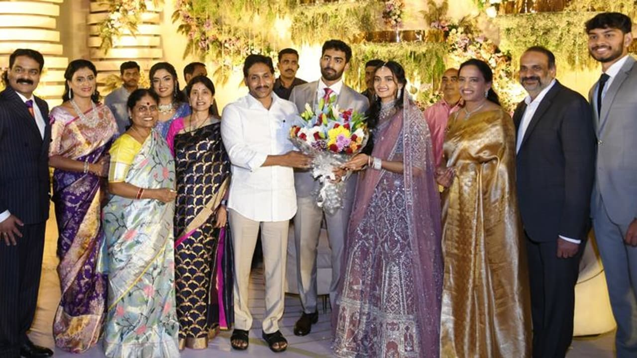 அரசியலில் எதிரிகள்; ஆனா தங்கை மகன் நிச்சயதார்த்தத்திற்கு போகலன்னா எப்படி? ஓடிச் சென்ற ஆந்திர முதல்வர்!! அரசியலில் எதிரிகள்; ஆனா தங்கை மகன் நிச்சயதார்த்தத்திற்கு போகலன்னா எப்படி? ஓடிச் சென்ற ஆந்திர முதல்வர்!!