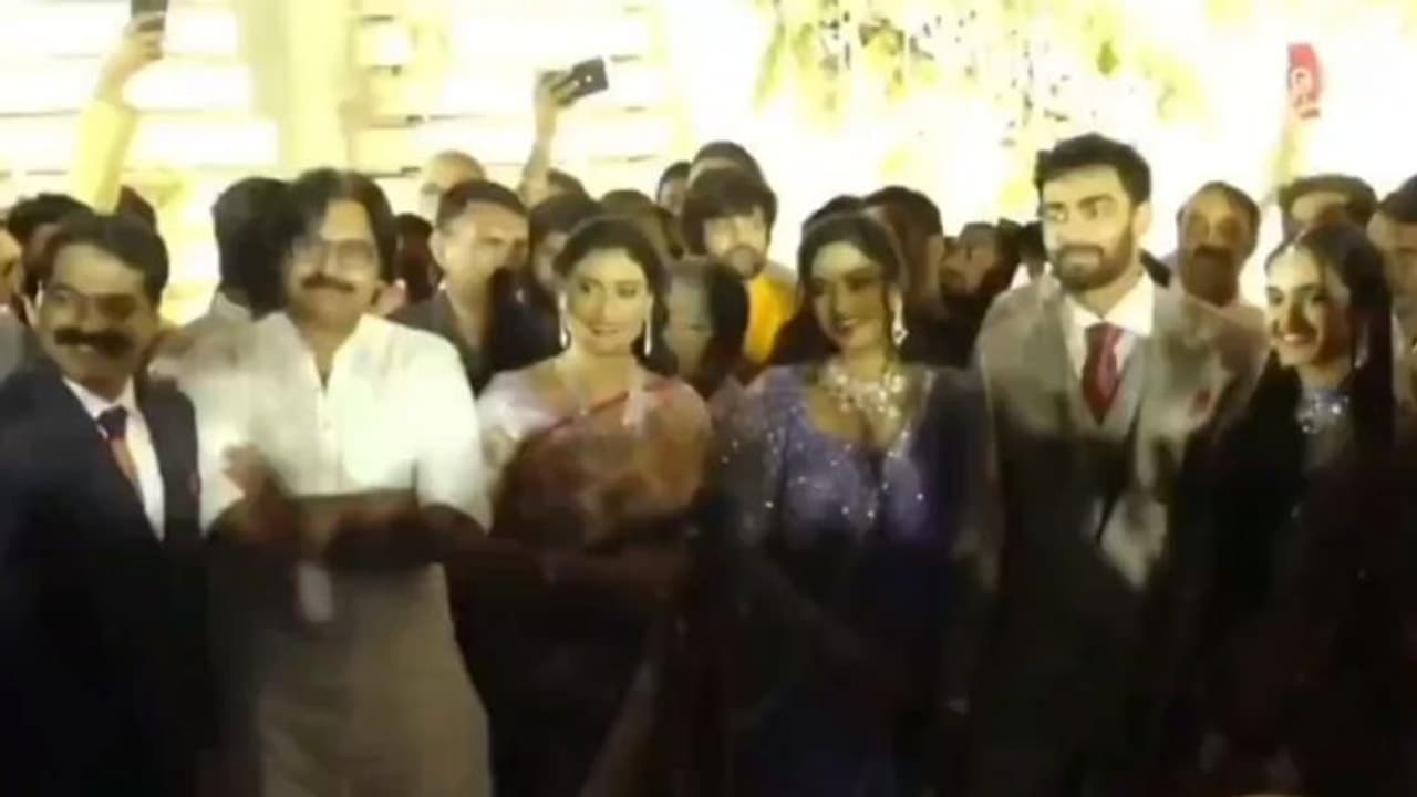 షర్మిల కొడుకు నిశ్చితార్థ ఫంక్షన్ లో పవన్ కల్యాణ్ ... జనసేనాని రాకతో కోలాహలం చూడండి షర్మిల కొడుకు నిశ్చితార్థ ఫంక్షన్ లో పవన్ కల్యాణ్ ... జనసేనాని రాకతో కోలాహలం చూడండి