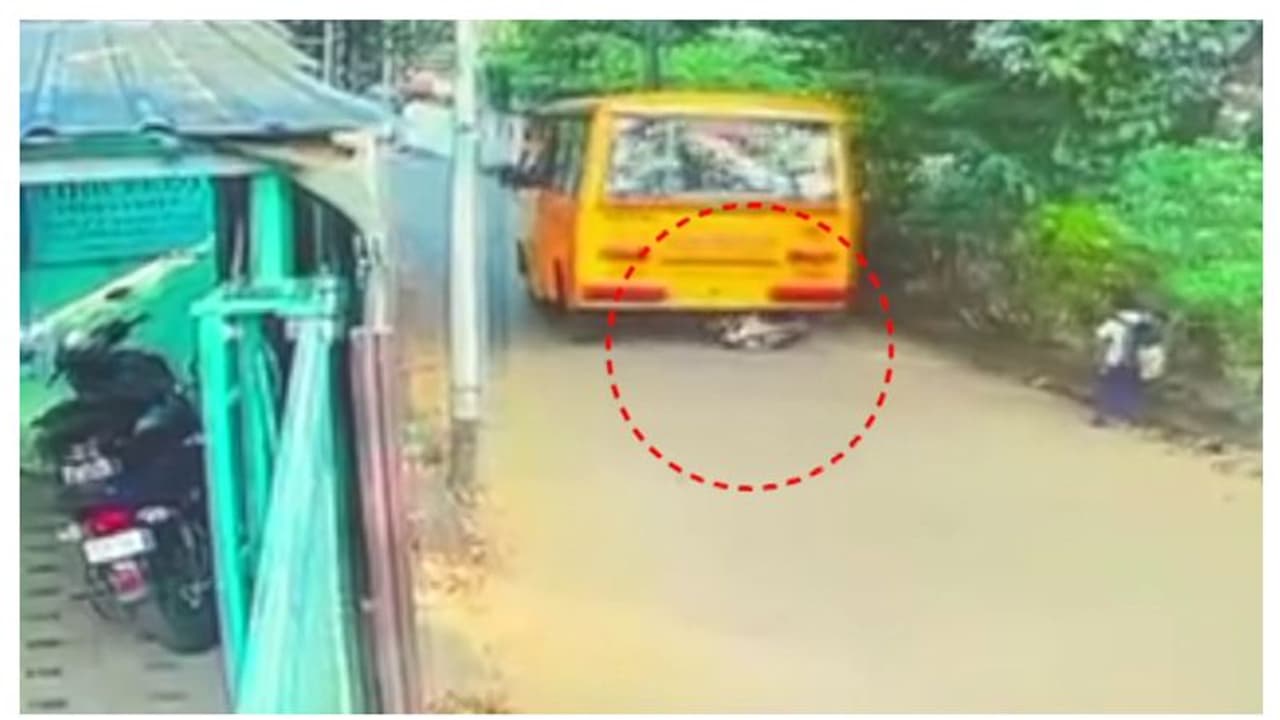 വിദ്യാർഥിനി സ്കൂൾ ബസിന് അടിയിൽപ്പെട്ട സംഭവം; നടപടിയുമായി എംവിഡി, ഡ്രൈവറുടെ ലൈസൻസ് സസ്പെന്റ് ചെയ്തു വിദ്യാർഥിനി സ്കൂൾ ബസിന് അടിയിൽപ്പെട്ട സംഭവം; നടപടിയുമായി എംവിഡി, ഡ്രൈവറുടെ ലൈസൻസ് സസ്പെന്റ് ചെയ്തു