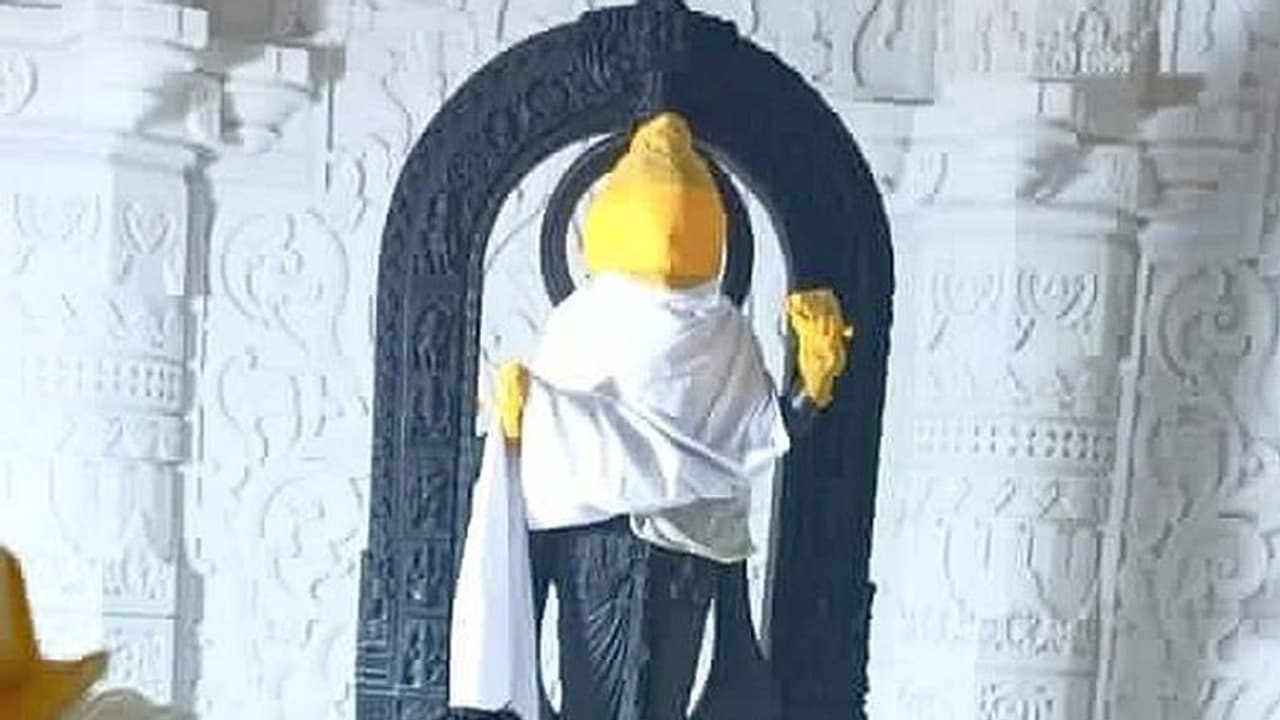 Ram Lalla Idol: அயோத்தி கோயில் கருவறையில் நிறுவப்பட்ட ராமர் சிலையின் முதல் புகைப்படம் இதோ!! Ram Lalla Idol: அயோத்தி கோயில் கருவறையில் நிறுவப்பட்ட ராமர் சிலையின் முதல் புகைப்படம் இதோ!!