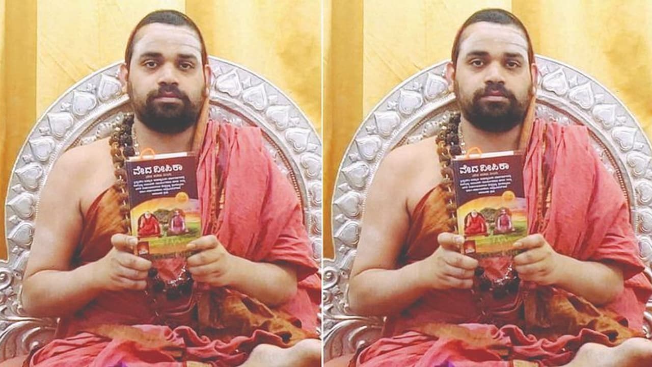 ಶೃಂಗೇರಿ ಶಾರದ ಪೀಠದ ಶ್ರೀಗಳ ವಿರಚಿತ 'ವೇದದೀಪಿಕಾ' ಗ್ರಂಥ ಬಿಡುಗಡೆ! ಶೃಂಗೇರಿ ಶಾರದ ಪೀಠದ ಶ್ರೀಗಳ ವಿರಚಿತ 'ವೇದದೀಪಿಕಾ' ಗ್ರಂಥ ಬಿಡುಗಡೆ!