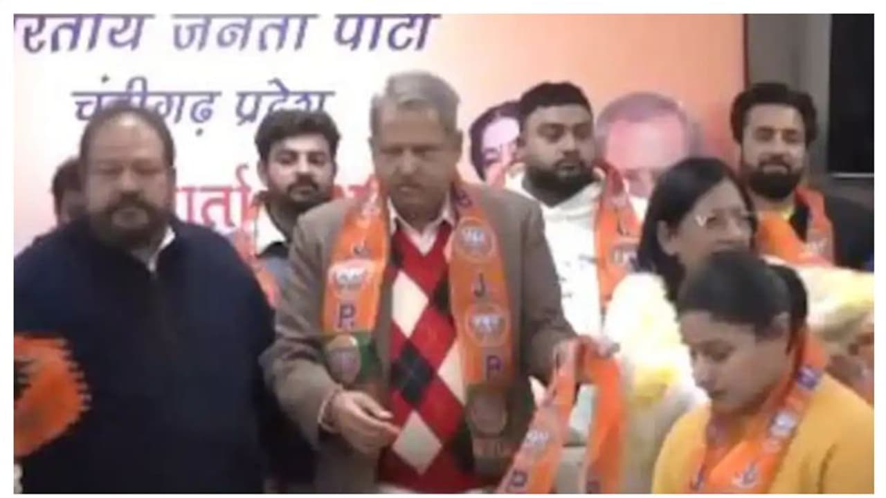 കാലുമാറ്റം തുടരുന്നു, നിരവധി ആംആദ്മി, കോൺഗ്രസ് പ്രവർത്തകർ പാർട്ടിവിട്ടു, ഇനി ബിജെപിക്കൊപ്പം കാലുമാറ്റം തുടരുന്നു, നിരവധി ആംആദ്മി, കോൺഗ്രസ് പ്രവർത്തകർ പാർട്ടിവിട്ടു, ഇനി ബിജെപിക്കൊപ്പം