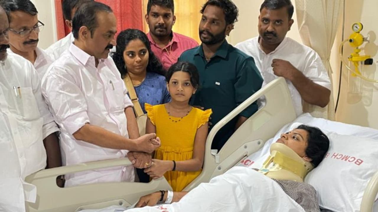 'അമ്മയ്ക്ക് കൂട്ടിരിക്കുകയാണ് പാർവണേന്തു, വേഗം വീട്ടിലേക്ക് പോകാൻ'; അഞ്ചാം ക്ലാസുകാരിയെ പരിചയപ്പെടുത്തി സതീശൻ 'അമ്മയ്ക്ക് കൂട്ടിരിക്കുകയാണ് പാർവണേന്തു, വേഗം വീട്ടിലേക്ക് പോകാൻ'; അഞ്ചാം ക്ലാസുകാരിയെ പരിചയപ്പെടുത്തി സതീശൻ