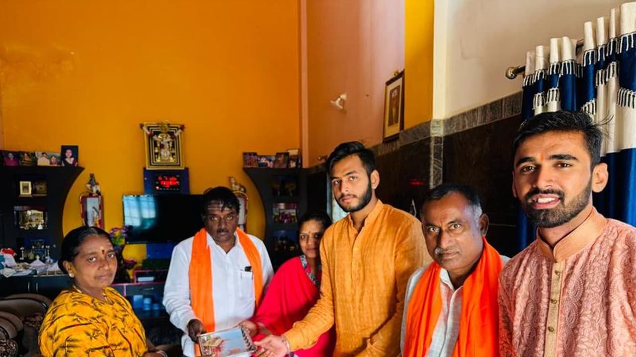 ಕೊರಟಗೆರೆ : ತಾಲೂಕಿನಾದ್ಯಂತ ಮನೆ ಮನೆಗೆ ಮಂತ್ರಾಕ್ಷತೆ ವಿತರಣೆ ಕೊರಟಗೆರೆ : ತಾಲೂಕಿನಾದ್ಯಂತ ಮನೆ ಮನೆಗೆ ಮಂತ್ರಾಕ್ಷತೆ ವಿತರಣೆ