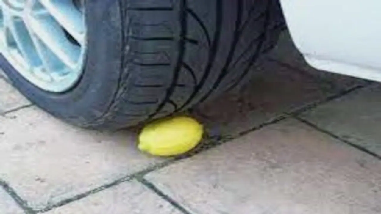 புதிய வாகனத்தின் டயருக்கு அடியில் எலுமிச்சை வைக்கப்பது ஏன் தெரியுமா..? புதிய வாகனத்தின் டயருக்கு அடியில் எலுமிச்சை வைக்கப்பது ஏன் தெரியுமா..?