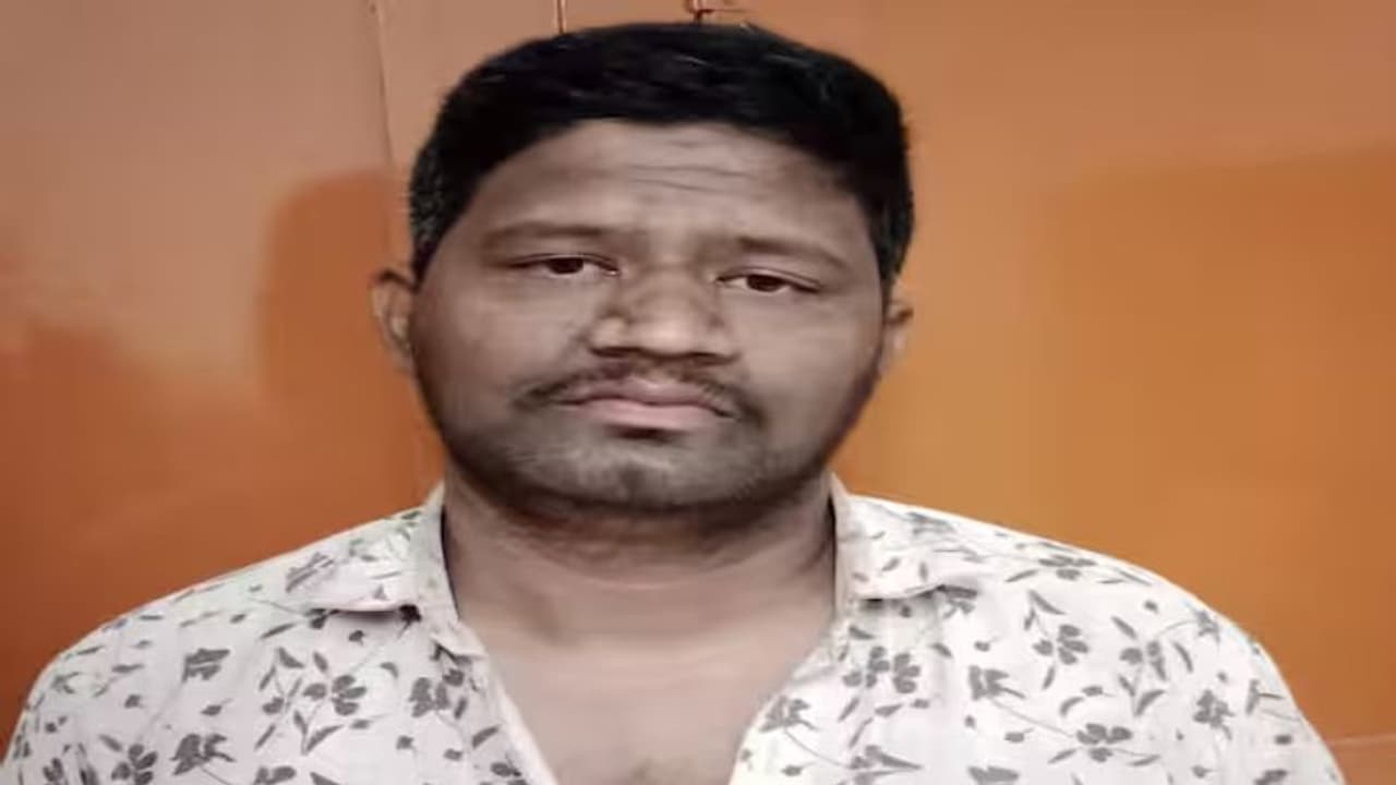 ஏன் நிம்மதியை கெடுத்துட்டு.. நீ நிம்மதியா தூங்குறியா? மாமனார் தலையில் அம்மிக்கல்லை போட்டு கொலை செய்த மருமகன்! ஏன் நிம்மதியை கெடுத்துட்டு.. நீ நிம்மதியா தூங்குறியா? மாமனார் தலையில் அம்மிக்கல்லை போட்டு கொலை செய்த மருமகன்!