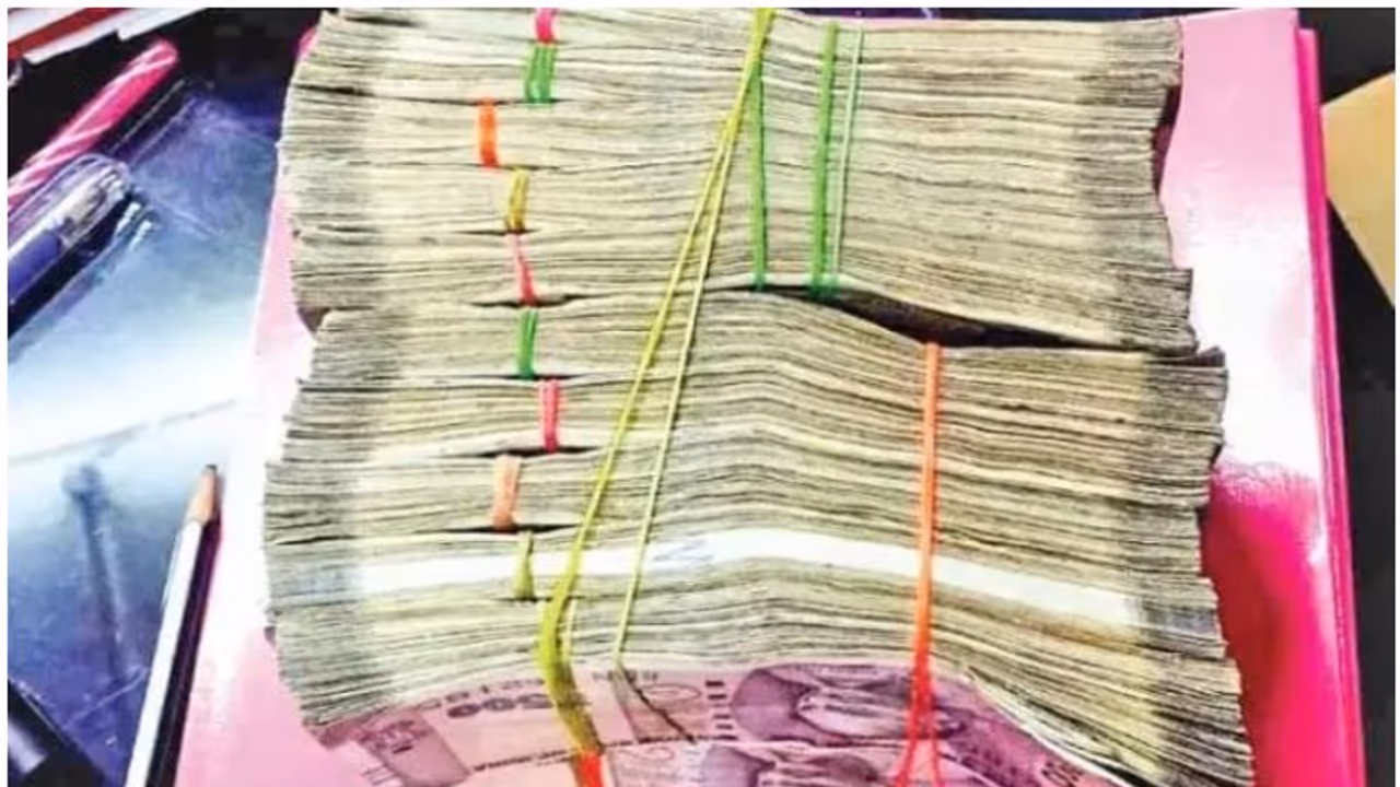 മലപ്പുറത്ത് രേഖകളില്ലാത്ത പത്ത് ലക്ഷം രൂപയുമായി യുവാവ് പിടിയിൽ