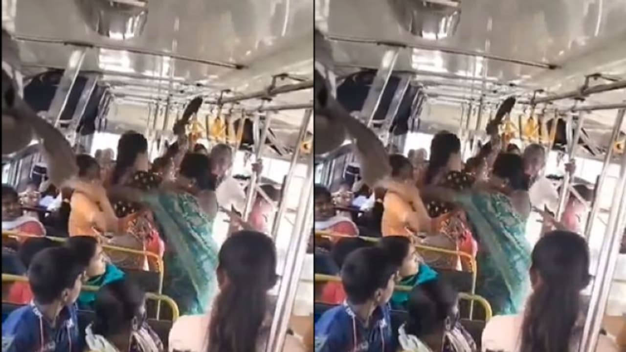 TSRTC Mahalakshmi Scheme : సీటు కోసం మహిళల సిగపట్లు ... అంతరించిన కళను తట్టిలేపారంటూ సెటైర్లు 