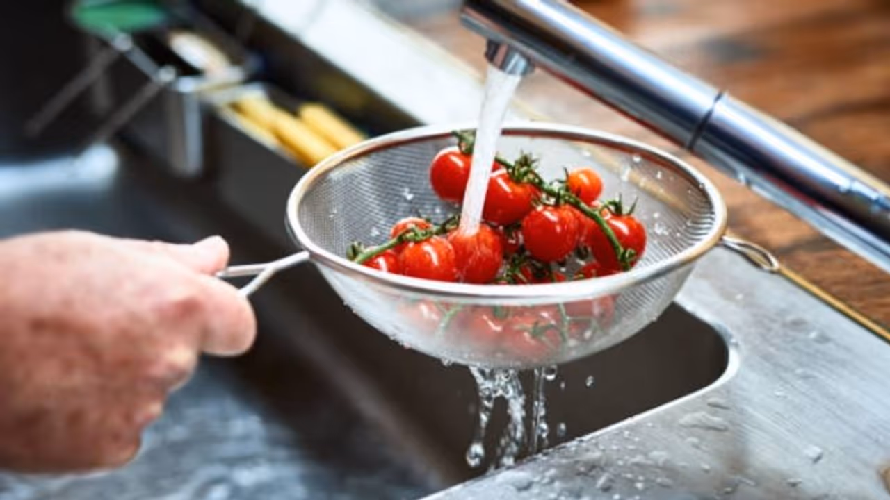 അടുക്കളയിലെ സിങ്കിന് താഴെ ഇവയൊന്നും വയ്ക്കരുത്... അടുക്കളയിലെ സിങ്കിന് താഴെ ഇവയൊന്നും വയ്ക്കരുത്...