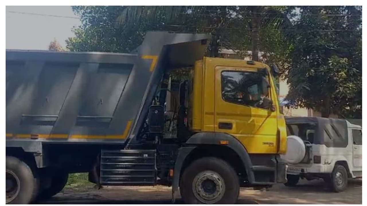 ലോറിയിൽ നിന്ന് മെറ്റൽ ഇറക്കുന്നതിനിടെ വൈദ്യുതി ലൈനിൽ തട്ടി; ഇതര സംസ്ഥാന തൊഴിലാളിക്ക് ദാരുണാന്ത്യം ലോറിയിൽ നിന്ന് മെറ്റൽ ഇറക്കുന്നതിനിടെ വൈദ്യുതി ലൈനിൽ തട്ടി; ഇതര സംസ്ഥാന തൊഴിലാളിക്ക് ദാരുണാന്ത്യം