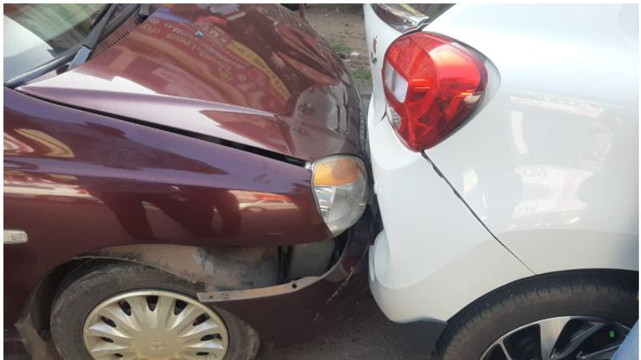 അമിത വേ​ഗത്തിലെത്തിയ കാർ ഓട്ടോക്ക് പിന്നിലിടിച്ചു, പിന്നാലെ കൂട്ടയിടി, ആറോളം വാഹനങ്ങൾക്ക് കേടുപാട് 