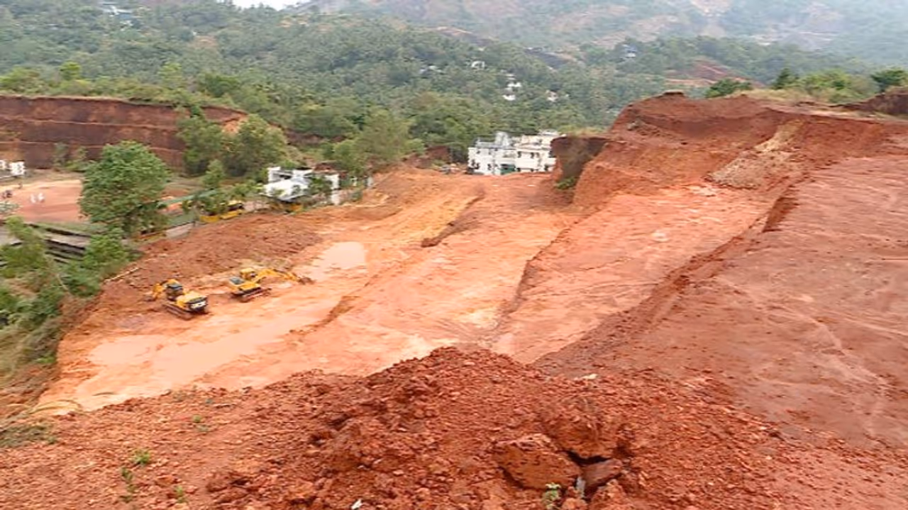 വല്ലാത്ത പണിയായിപ്പോയി; ദേശീയപാതയ്ക്ക് മണ്ണെടുത്ത് പഞ്ചായത്ത് റോഡ് തകർത്തു, ഇല്ലാതായത് 64 മുതലുള്ള റോഡ് വല്ലാത്ത പണിയായിപ്പോയി; ദേശീയപാതയ്ക്ക് മണ്ണെടുത്ത് പഞ്ചായത്ത് റോഡ് തകർത്തു, ഇല്ലാതായത് 64 മുതലുള്ള റോഡ്