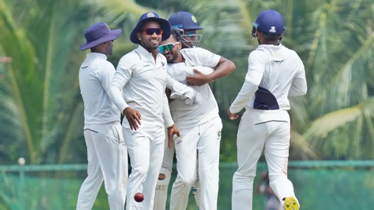 ശ്രേയസ് ഗോപാലിന് നാല് വിക്കറ്റ്! അജിന്ക്യ രഹാനെ സംപൂജ്യന്, രഞ്ജിയില് മുംബൈ എറിഞ്ഞിട്ട് കേരളം ശ്രേയസ് ഗോപാലിന് നാല് വിക്കറ്റ്! അജിന്ക്യ രഹാനെ സംപൂജ്യന്, രഞ്ജിയില് മുംബൈ എറിഞ്ഞിട്ട് കേരളം