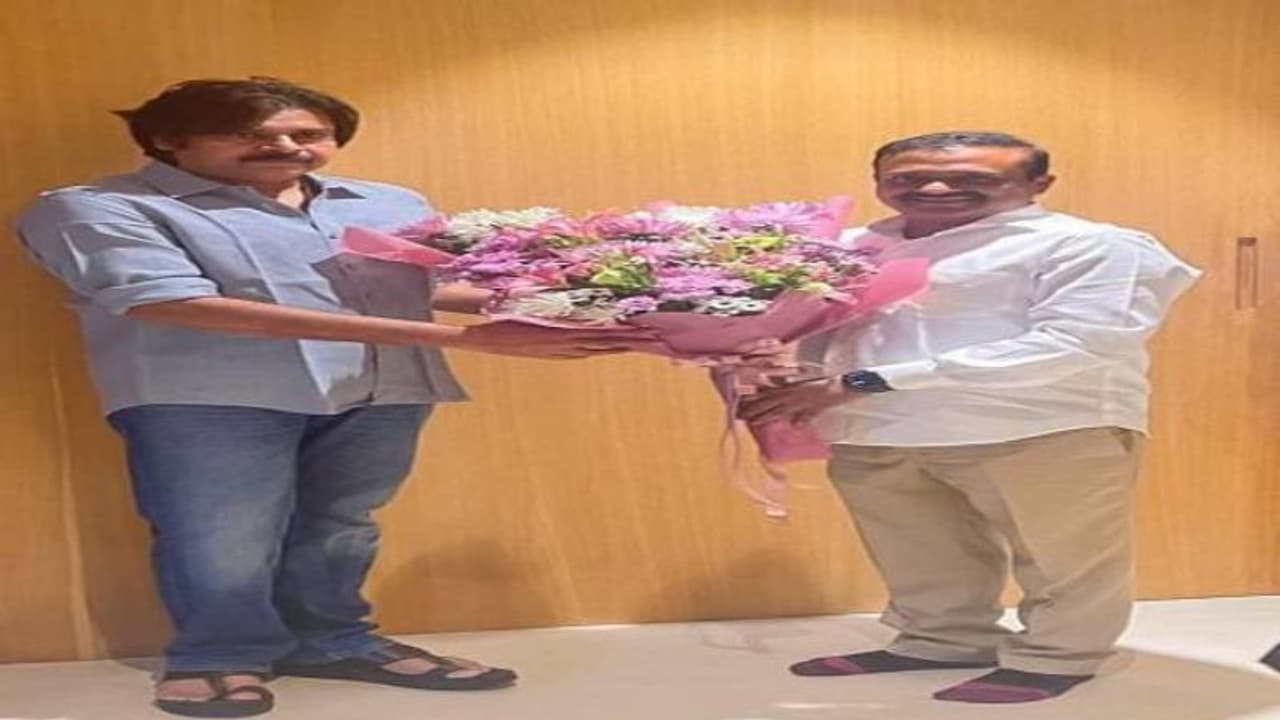 పవన్ కళ్యాణ్తో వల్లభనేని బాలశౌరి భేటీ .. సీటుపై స్పష్టమైన హామీ, త్వరలోనే జనసేనలోకి ..? పవన్ కళ్యాణ్తో వల్లభనేని బాలశౌరి భేటీ .. సీటుపై స్పష్టమైన హామీ, త్వరలోనే జనసేనలోకి ..?