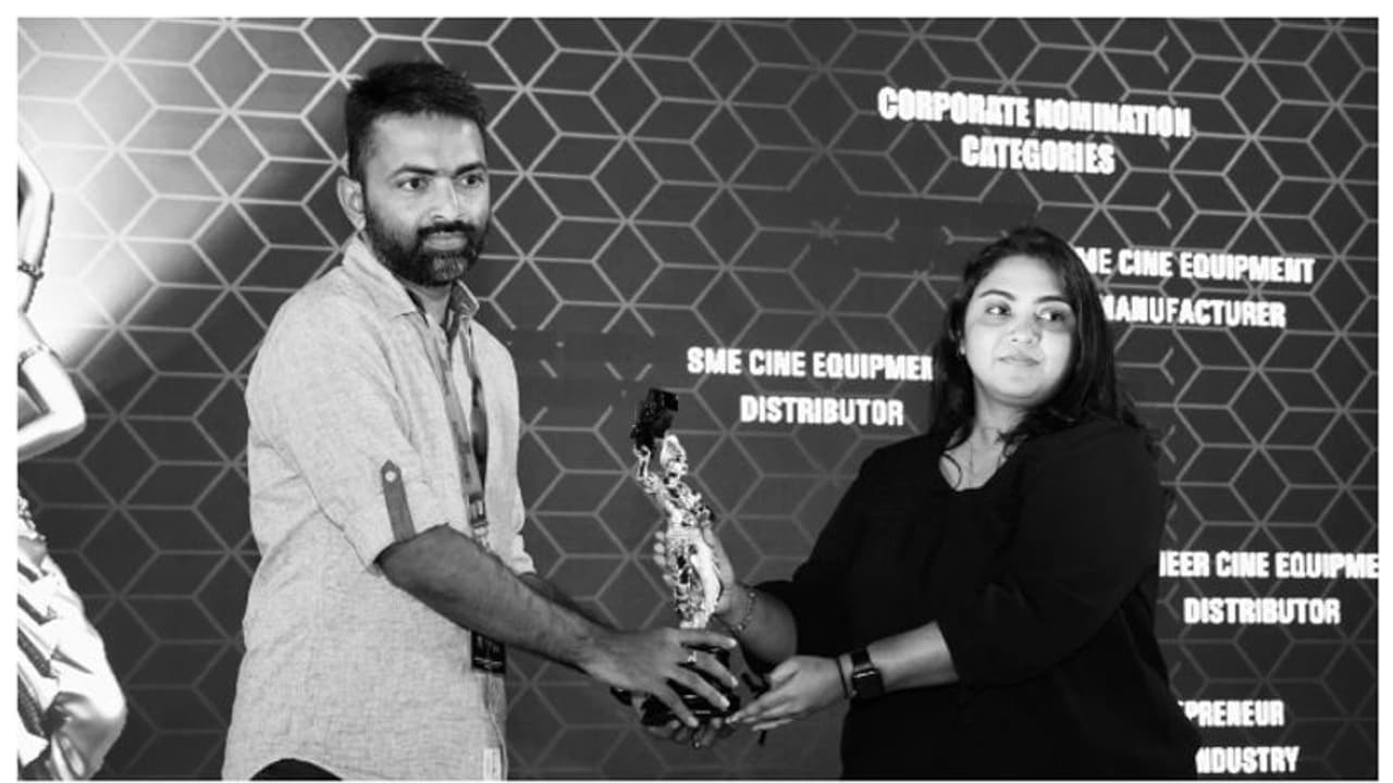 'ഇലവീഴാപ്പൂഞ്ചിറ'യിലെ ദൃശ്യ മികവ് മനേഷ് മാധവന് ഛായാഗ്രാഹക പുരസ്കാരം 'ഇലവീഴാപ്പൂഞ്ചിറ'യിലെ ദൃശ്യ മികവ് മനേഷ് മാധവന് ഛായാഗ്രാഹക പുരസ്കാരം