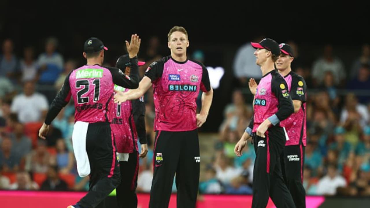 എന്ത് കൂള് പിടുത്തമാണ് പഹയാ; ഇത് ക്രിക്കറ്റ് ചരിത്രത്തിലെ ഏറ്റവും മികച്ച റിട്ടേണ് ക്യാച്ചുകളിലൊന്ന് എന്ത് കൂള് പിടുത്തമാണ് പഹയാ; ഇത് ക്രിക്കറ്റ് ചരിത്രത്തിലെ ഏറ്റവും മികച്ച റിട്ടേണ് ക്യാച്ചുകളിലൊന്ന്