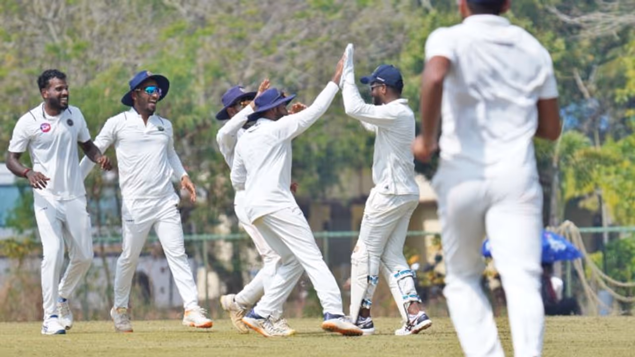 ഒന്നല്ല ക്യാച്ച് അഞ്ചെണ്ണം; മുംബൈയെ പൂട്ടിയത് സഞ്ജു സാംസണ്; അതിലൊന്ന് സ്പെഷ്യല്! കോച്ചിന്റെ പ്രശംസ ഫലിച്ചു ഒന്നല്ല ക്യാച്ച് അഞ്ചെണ്ണം; മുംബൈയെ പൂട്ടിയത് സഞ്ജു സാംസണ്; അതിലൊന്ന് സ്പെഷ്യല്! കോച്ചിന്റെ പ്രശംസ ഫലിച്ചു