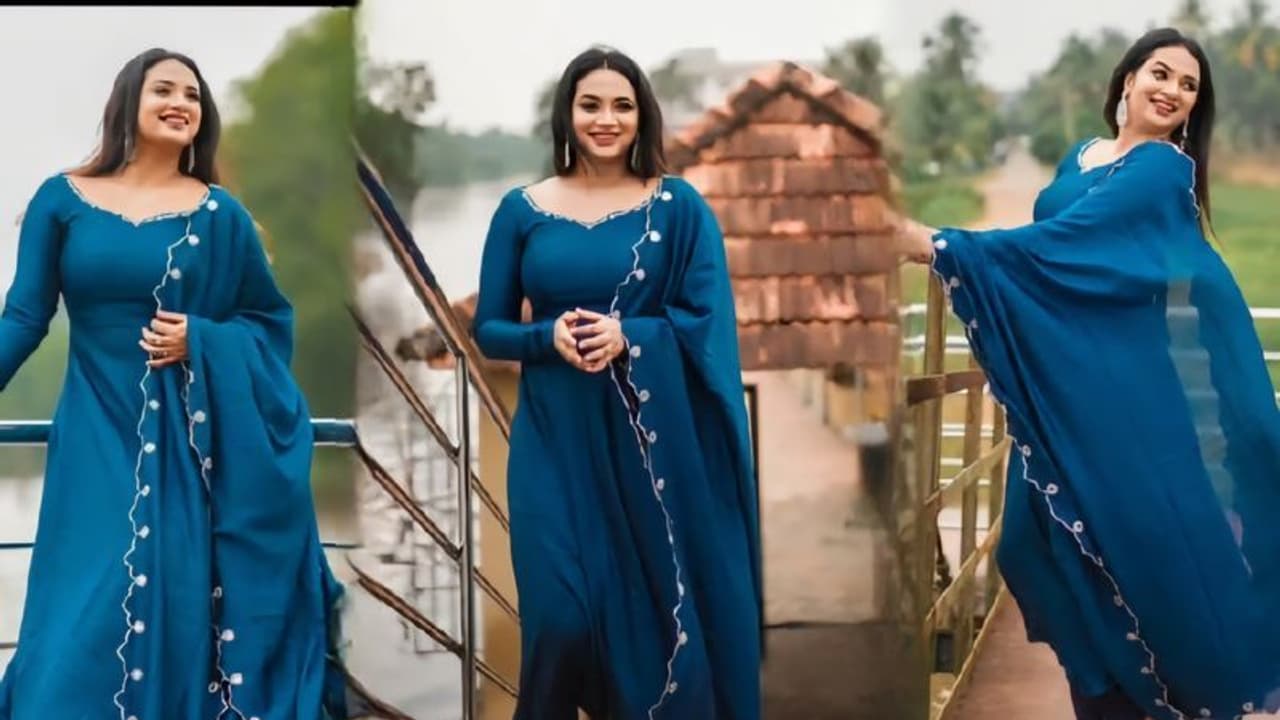 ഒരു നീലക്കിളിയെപ്പോലെ സുന്ദരിയായി പ്രേക്ഷകരുടെ ഹൃദയം കീഴടക്കി 'വേദിക'