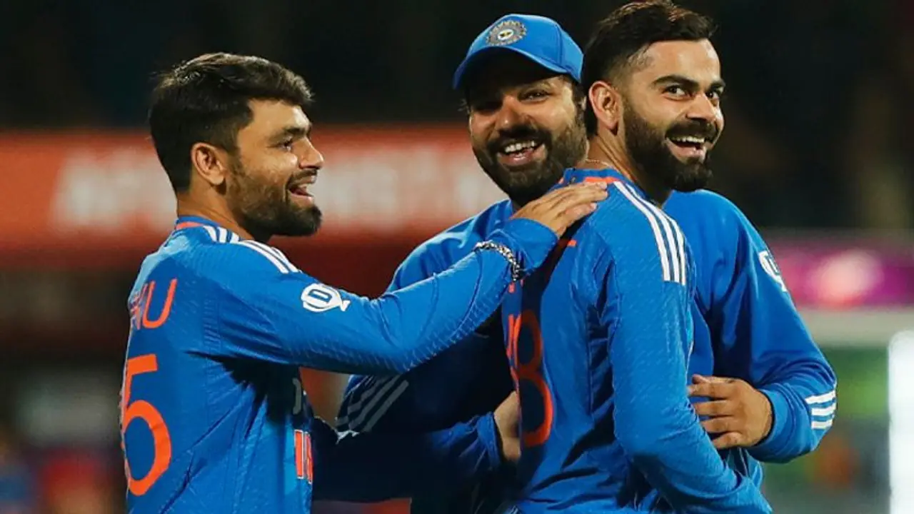 సూపర్ ఓవర్ రూల్స్ ను బ్రేక్ చేసిన రోహిత్ శర్మ.. ఆ విమర్శల్లో నిజమెంత..? సూపర్ ఓవర్ రూల్స్ ను బ్రేక్ చేసిన రోహిత్ శర్మ.. ఆ విమర్శల్లో నిజమెంత..?