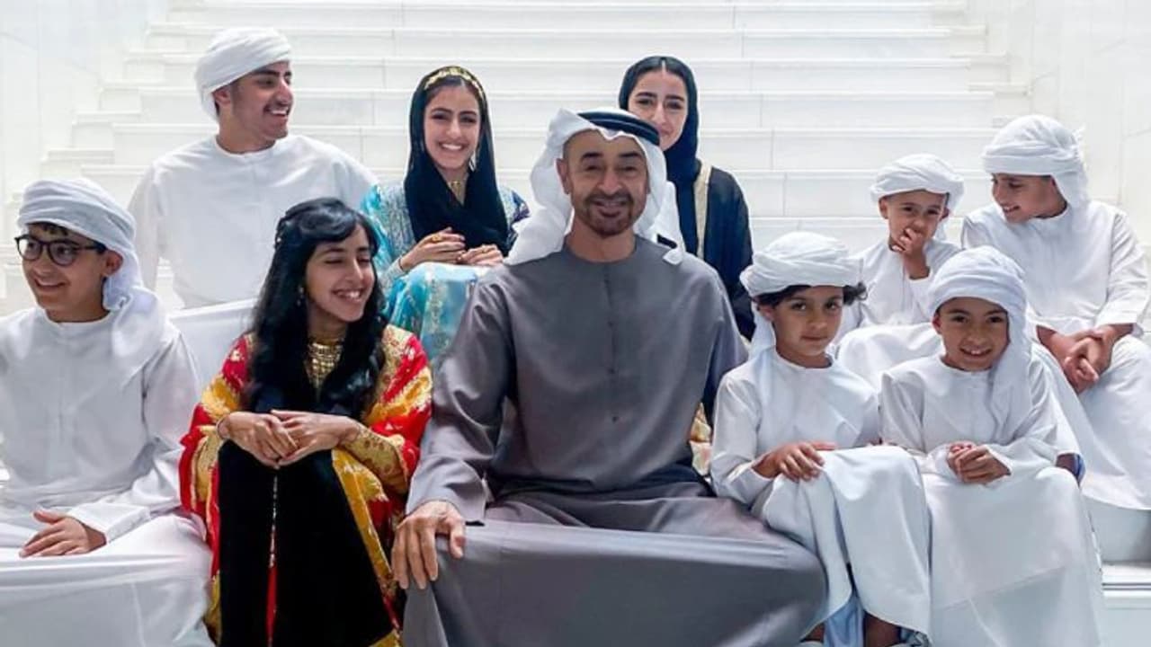 நான்காயிரம் கோடியில் அரண்மனை.. 700 சொகுசு கார்கள்.. 8 பிரைவேட் ஜெட் உலகின் பணக்கார குடும்பம் இவங்கதான்!