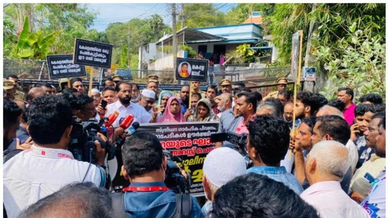 തിരുവല്ലത്തെ ഷഹ്നയുടെ ആത്മഹത്യ; പ്രതികളെ പിടികൂടാത്തതിൽ പ്രതിഷേധ മാര്ച്ച് നടത്തി ജമാഅത്ത് പരിപാലന കമ്മിറ്റി തിരുവല്ലത്തെ ഷഹ്നയുടെ ആത്മഹത്യ; പ്രതികളെ പിടികൂടാത്തതിൽ പ്രതിഷേധ മാര്ച്ച് നടത്തി ജമാഅത്ത് പരിപാലന കമ്മിറ്റി