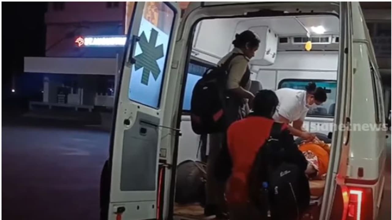 നായയെ നോക്കാൻ ആളില്ലെന്ന് പറഞ്ഞ് മകൻ മുങ്ങി; മക്കൾ തിരിഞ്ഞുനോക്കാത്ത വയോധികയെ ആശുപത്രിയിലെത്തിച്ച് പൊലീസ് നായയെ നോക്കാൻ ആളില്ലെന്ന് പറഞ്ഞ് മകൻ മുങ്ങി; മക്കൾ തിരിഞ്ഞുനോക്കാത്ത വയോധികയെ ആശുപത്രിയിലെത്തിച്ച് പൊലീസ്