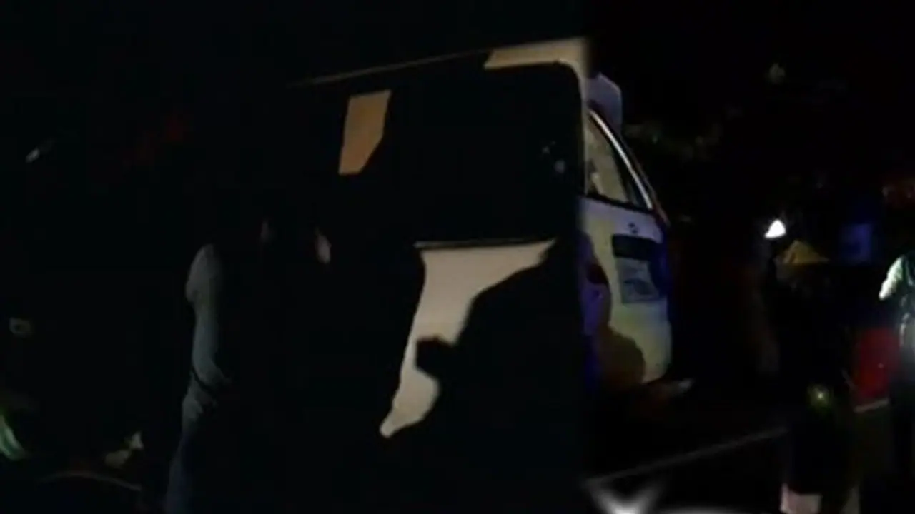 அதிகாலையில் நடந்த கோர விபத்து.. துடிதுடித்து உயிரிழந்த 4 பேர்.. நடந்தது என்ன? அதிகாலையில் நடந்த கோர விபத்து.. துடிதுடித்து உயிரிழந்த 4 பேர்.. நடந்தது என்ன?