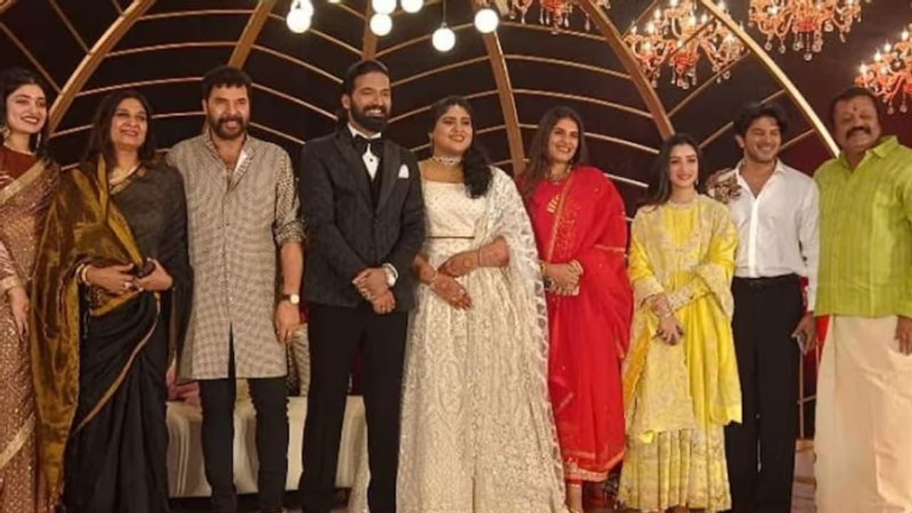 ബോളിവുഡ് സെലിബ്രിറ്റി ഡിസൈനർ മുതല് ശോഭ വിശ്വനാഥ് വരെ; ഭാഗ്യ സുരേഷിന്റെ വിവാഹ വസ്ത്രങ്ങള് ഒരുക്കിയത് ഇവരാണ് ബോളിവുഡ് സെലിബ്രിറ്റി ഡിസൈനർ മുതല് ശോഭ വിശ്വനാഥ് വരെ; ഭാഗ്യ സുരേഷിന്റെ വിവാഹ വസ്ത്രങ്ങള് ഒരുക്കിയത് ഇവരാണ്