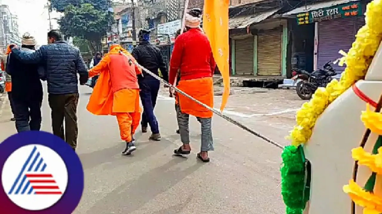 ತಲೆಗೂದಲಿಗೆ ಹಗ್ಗ ಕಟ್ಟಿ ರಾಮರಥ ಎಳೆದ ಸ್ವಾಮೀಜಿ; ಮಧ್ಯಪ್ರದೇಶದಿಂದ ಅಯೋಧ್ಯೆಗೆ ಬರೋಬ್ಬರಿ 566 ಕಿಮೀ ಪ್ರಯಾಣ! 