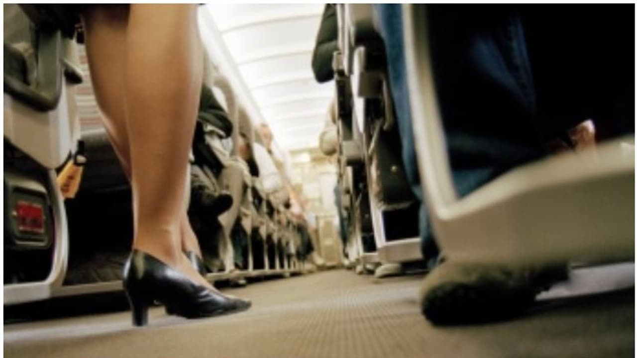 വിമാനത്തിൽ നിലത്ത് വച്ച് സാധനങ്ങളെടുത്തപ്പോൾ നനവ്, പിന്നെ കണ്ടത്! എയർലൈനും യാത്രക്കാരും തമ്മിൽ പൊരിഞ്ഞ വഴക്ക്