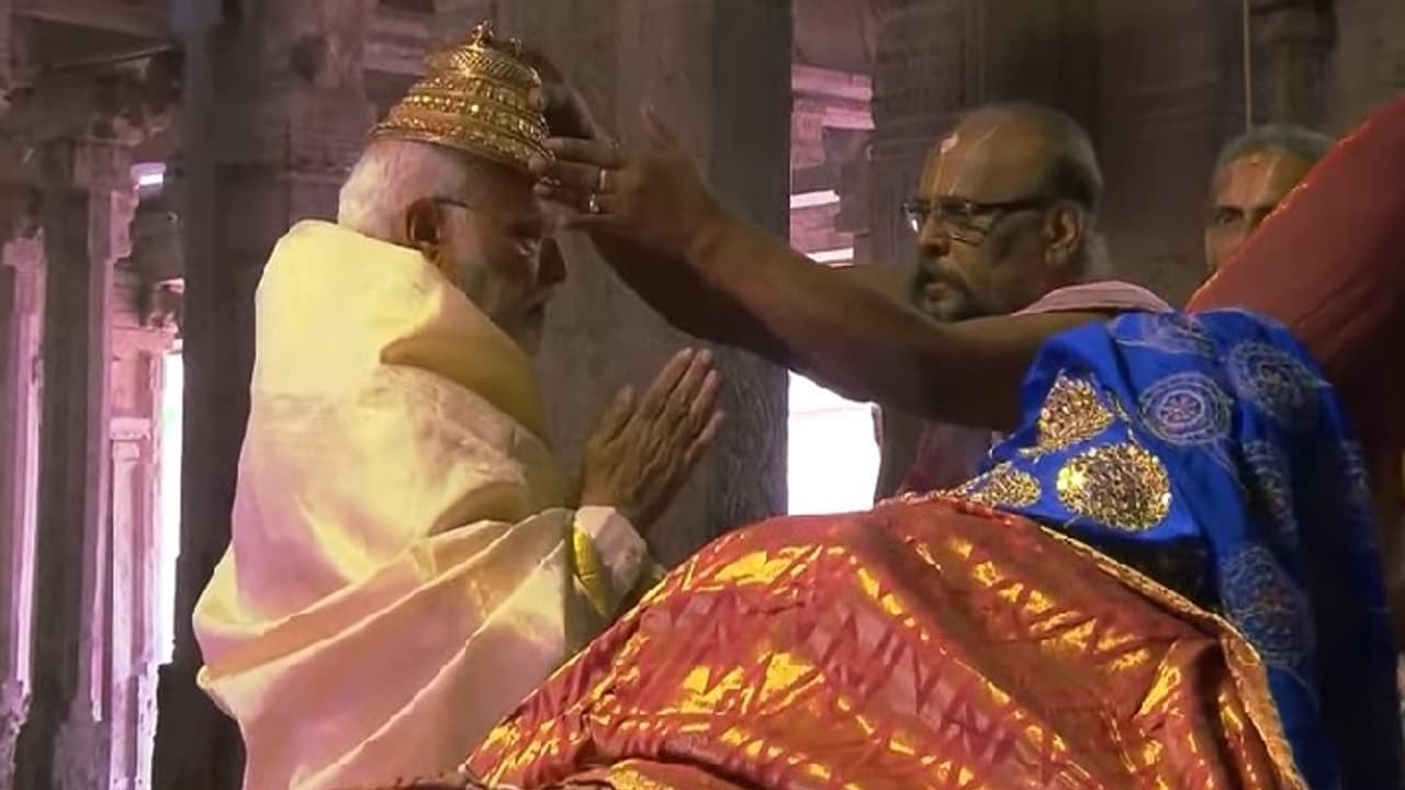 శ్రీరంగం రంగనాథ ఆలయంలో మోడీ పూజలు: కంభ రామాలయంలో పద్యాలు విన్న ప్రధాని శ్రీరంగం రంగనాథ ఆలయంలో మోడీ పూజలు: కంభ రామాలయంలో పద్యాలు విన్న ప్రధాని