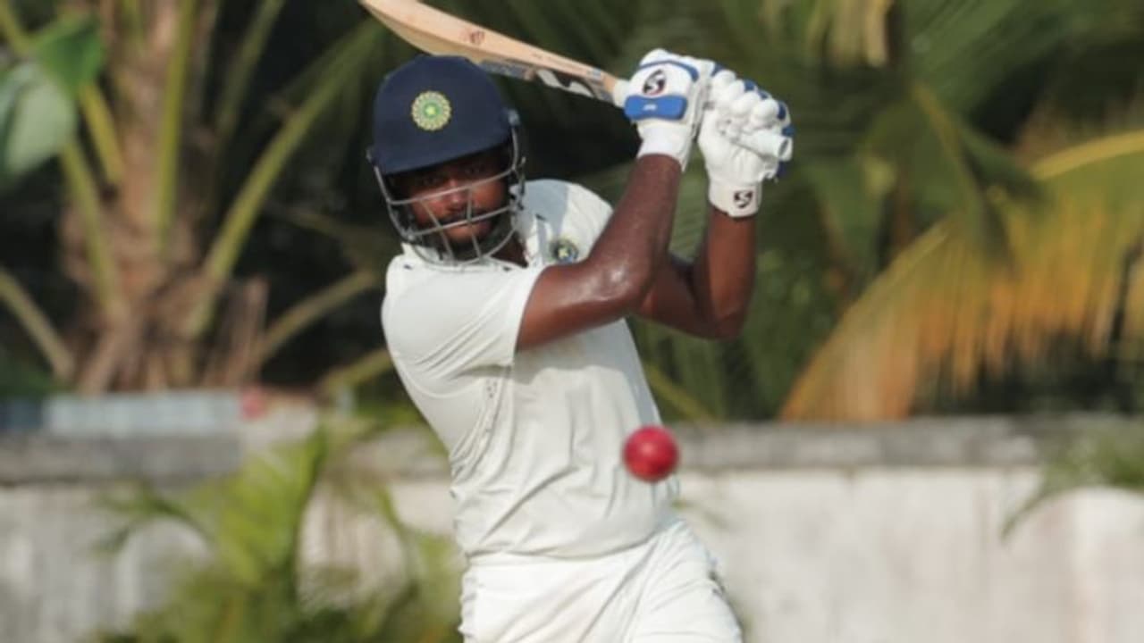 മികച്ച തുടക്കം മുതലാക്കാതെ സഞ്ജു, വീണ്ടും നിരാശ! രഞ്ജിയില് മുംബൈക്കെതിരെ കേരളം ലീഡിലേക്ക് മികച്ച തുടക്കം മുതലാക്കാതെ സഞ്ജു, വീണ്ടും നിരാശ! രഞ്ജിയില് മുംബൈക്കെതിരെ കേരളം ലീഡിലേക്ക്