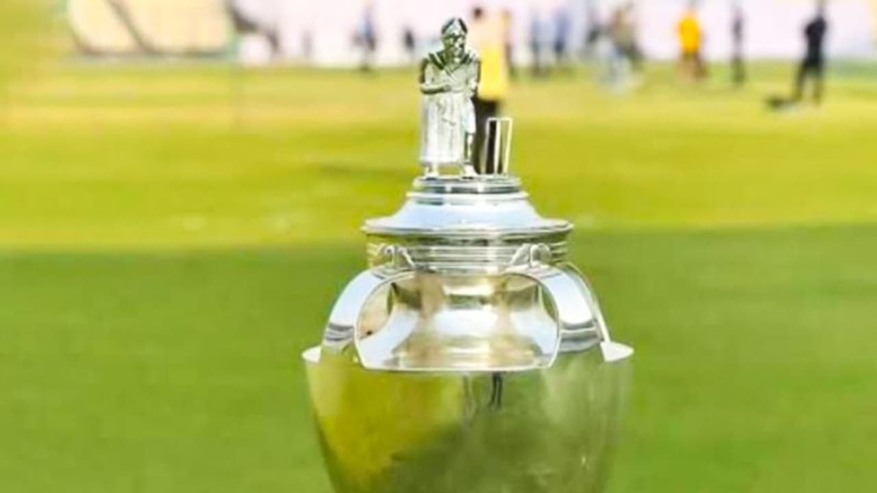 കളി നീണ്ടത് രണ്ടേ രണ്ട് ദിനം, ഒരാള്ക്ക് 10 വിക്കറ്റ് നേട്ടം; രഞ്ജി ട്രോഫിയില് ഇന്നിംഗ്സ് ജയവുമായി മേഘാലയ കളി നീണ്ടത് രണ്ടേ രണ്ട് ദിനം, ഒരാള്ക്ക് 10 വിക്കറ്റ് നേട്ടം; രഞ്ജി ട്രോഫിയില് ഇന്നിംഗ്സ് ജയവുമായി മേഘാലയ