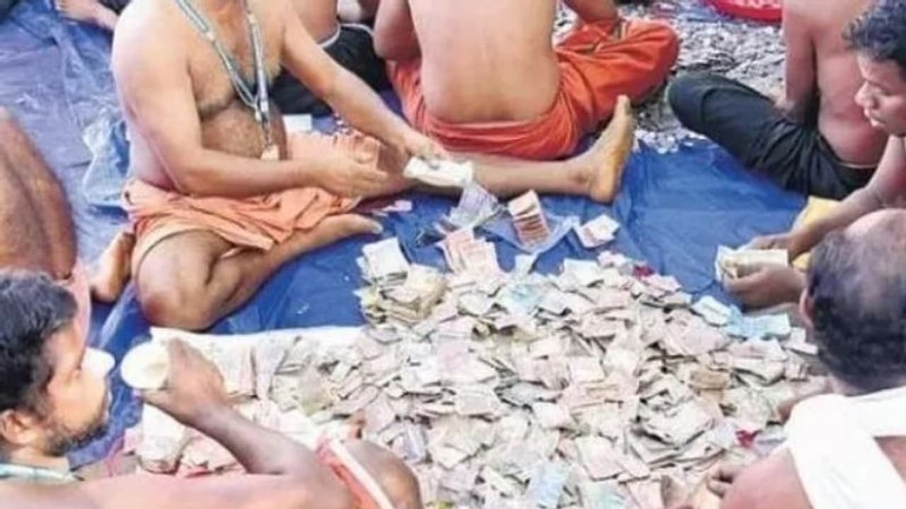 കാണിക്ക എണ്ണിക്കഴിഞ്ഞില്ല, എന്നിട്ടും ശബരിമലയിൽ വൻ വരുമാനം; ഭക്തരുടെ എണ്ണത്തിൽ ലക്ഷങ്ങളുടെ വര്ധന! കാണിക്ക എണ്ണിക്കഴിഞ്ഞില്ല, എന്നിട്ടും ശബരിമലയിൽ വൻ വരുമാനം; ഭക്തരുടെ എണ്ണത്തിൽ ലക്ഷങ്ങളുടെ വര്ധന!