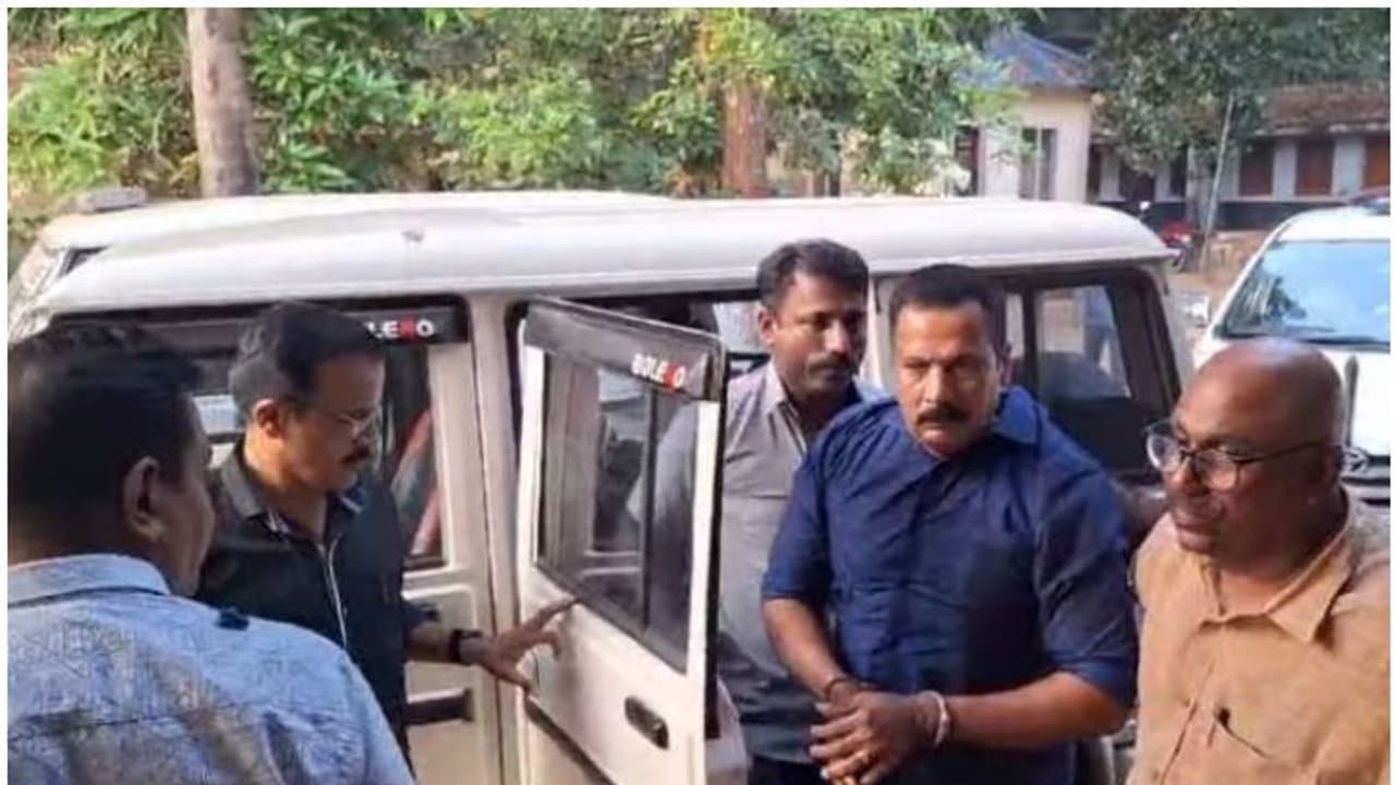 ദേശീയപാതയിൽ ഇന്നോവ, തൃശൂർ കൊച്ചി റൂട്ടിൽ പൊലീസിന് രഹസ്യവിവരം, ബ്ലോക്കിൽ പെട്ടു! തോക്കെടുത്ത 'കോടാലി' പിടിയിൽ ദേശീയപാതയിൽ ഇന്നോവ, തൃശൂർ കൊച്ചി റൂട്ടിൽ പൊലീസിന് രഹസ്യവിവരം, ബ്ലോക്കിൽ പെട്ടു! തോക്കെടുത്ത 'കോടാലി' പിടിയിൽ