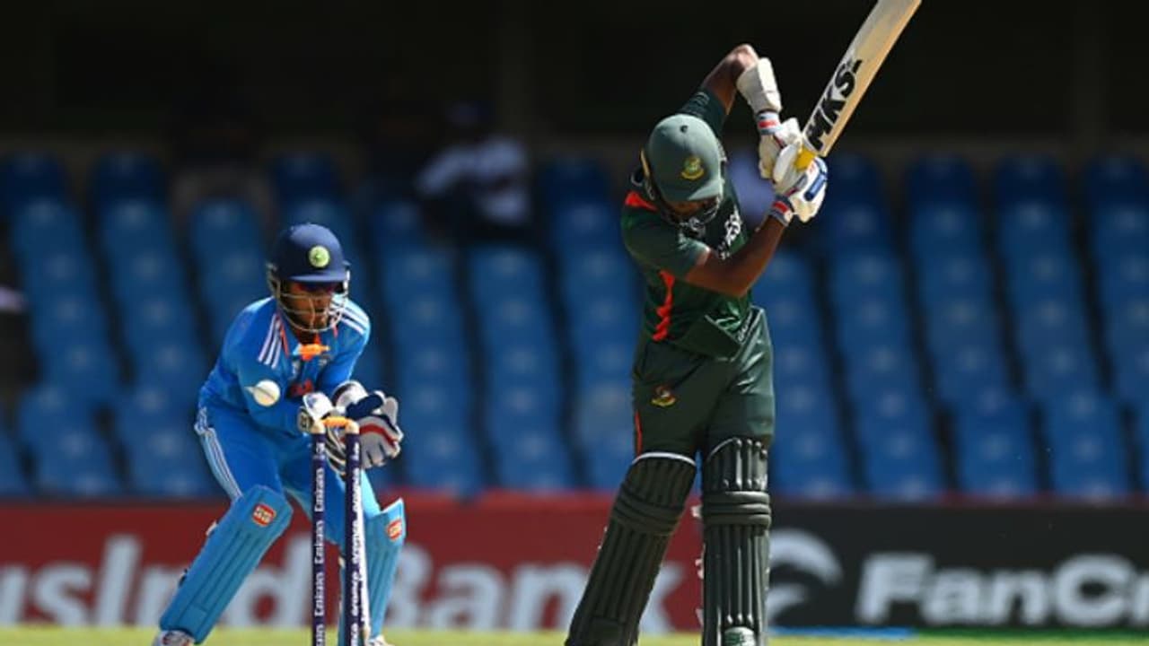 കടം പലിശ സഹിതം വീട്ടി നീലപ്പട; അണ്ടര് 19 ലോകകപ്പില് ബംഗ്ലാദേശിനെ വീഴ്ത്തി ഇന്ത്യക്ക് ത്രില്ലർ ജയത്തുടക്കം കടം പലിശ സഹിതം വീട്ടി നീലപ്പട; അണ്ടര് 19 ലോകകപ്പില് ബംഗ്ലാദേശിനെ വീഴ്ത്തി ഇന്ത്യക്ക് ത്രില്ലർ ജയത്തുടക്കം