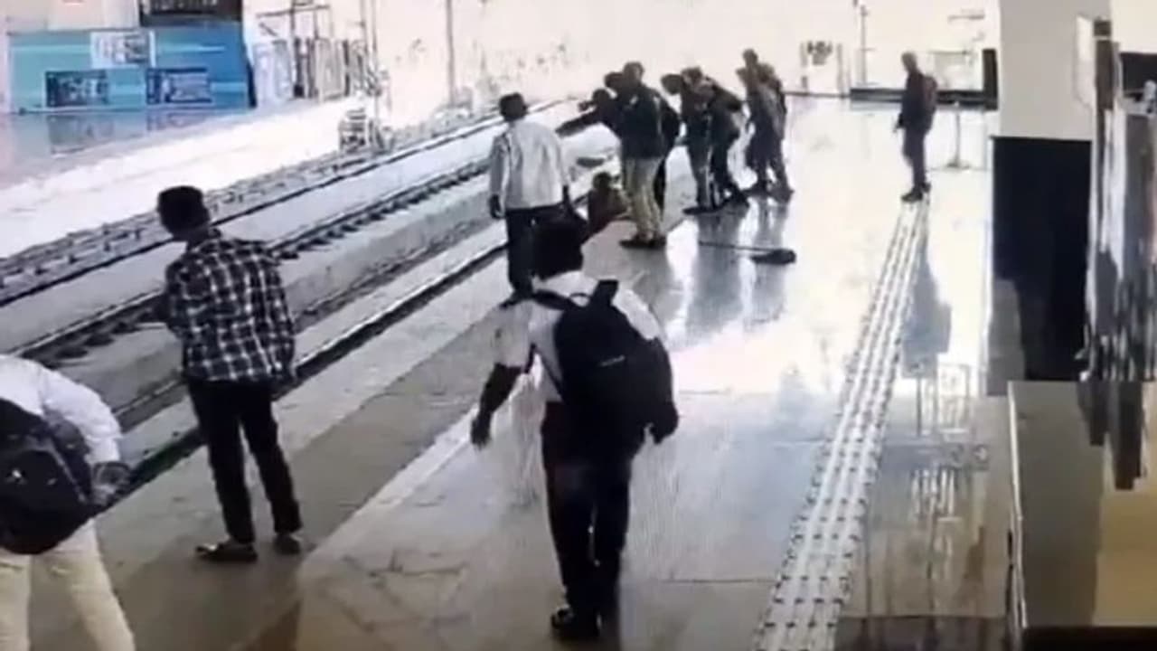 മെട്രോ ട്രാക്കിലേക്ക് വീണ് 3 വയസുകാരൻ, രക്ഷിക്കാൻ ശ്രമിക്കുമ്പോൾ അമ്മയും; മീറ്ററുകൾ അകലെ നിർത്തി ട്രെയിൻ മെട്രോ ട്രാക്കിലേക്ക് വീണ് 3 വയസുകാരൻ, രക്ഷിക്കാൻ ശ്രമിക്കുമ്പോൾ അമ്മയും; മീറ്ററുകൾ അകലെ നിർത്തി ട്രെയിൻ