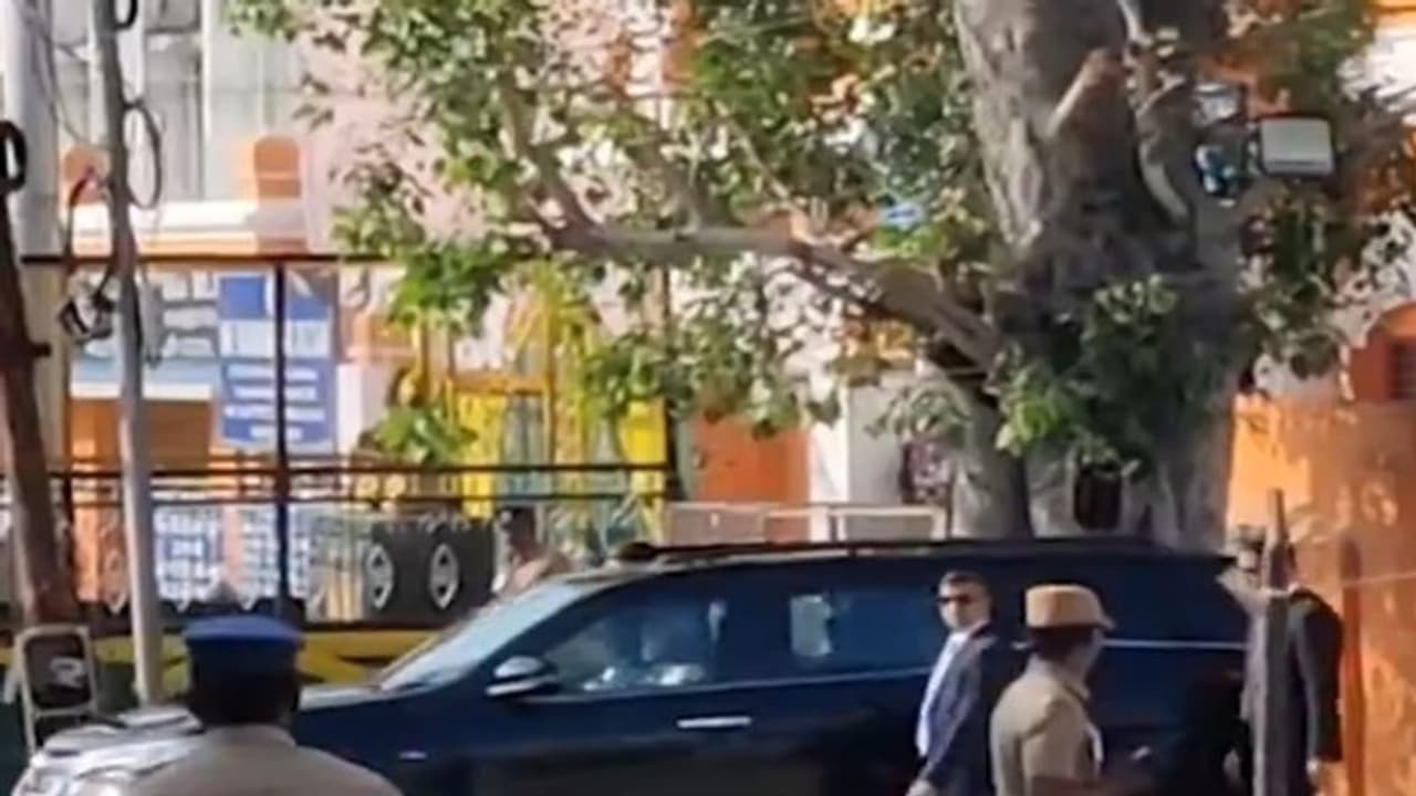 தனுஷ்கோடி புறப்பட்ட பிரதமர் மோடி: கோதண்ட ராமர் கோயிலில் தரிசனம்! தனுஷ்கோடி புறப்பட்ட பிரதமர் மோடி: கோதண்ட ராமர் கோயிலில் தரிசனம்!