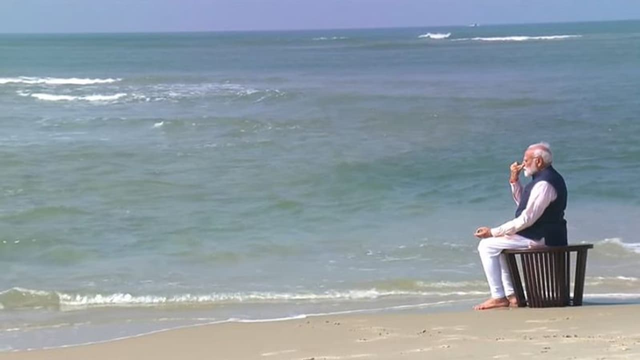 அரிச்சல் முனை கடற்கரையில் பிராணாயாமம் செய்து பூக்கள் தூவி வழிபட்ட பிரதமர் மோடி! அரிச்சல் முனை கடற்கரையில் பிராணாயாமம் செய்து பூக்கள் தூவி வழிபட்ட பிரதமர் மோடி!