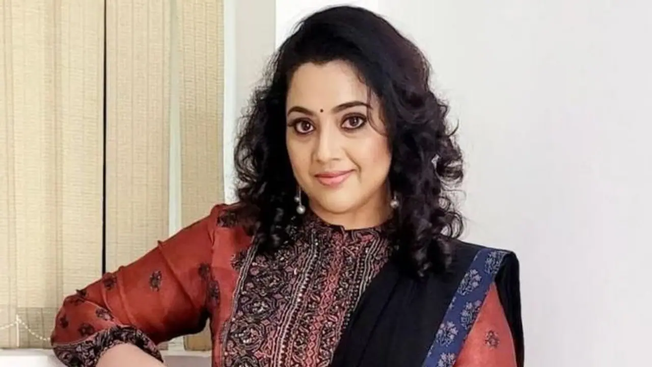 స్విమ్ సూట్ లో మేకప్ రూమ్ నుండి బయటకు రాలేకపోయాను, వాళ్లకు దండం ...