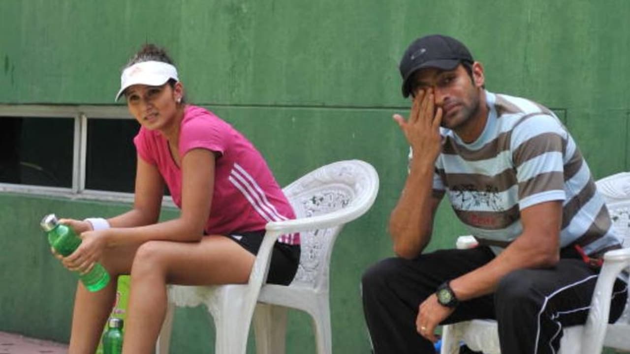 സാനിയ വിവാഹമോചനം തേടിയത് ഷൊയ്ബ് മാലിക്കിന്റെ പരസ്ത്രീ ബന്ധങ്ങളില് മടുത്ത്, സഹോദരിമാര് പോലും ഷൊയ്ബിനെതിരെ സാനിയ വിവാഹമോചനം തേടിയത് ഷൊയ്ബ് മാലിക്കിന്റെ പരസ്ത്രീ ബന്ധങ്ങളില് മടുത്ത്, സഹോദരിമാര് പോലും ഷൊയ്ബിനെതിരെ