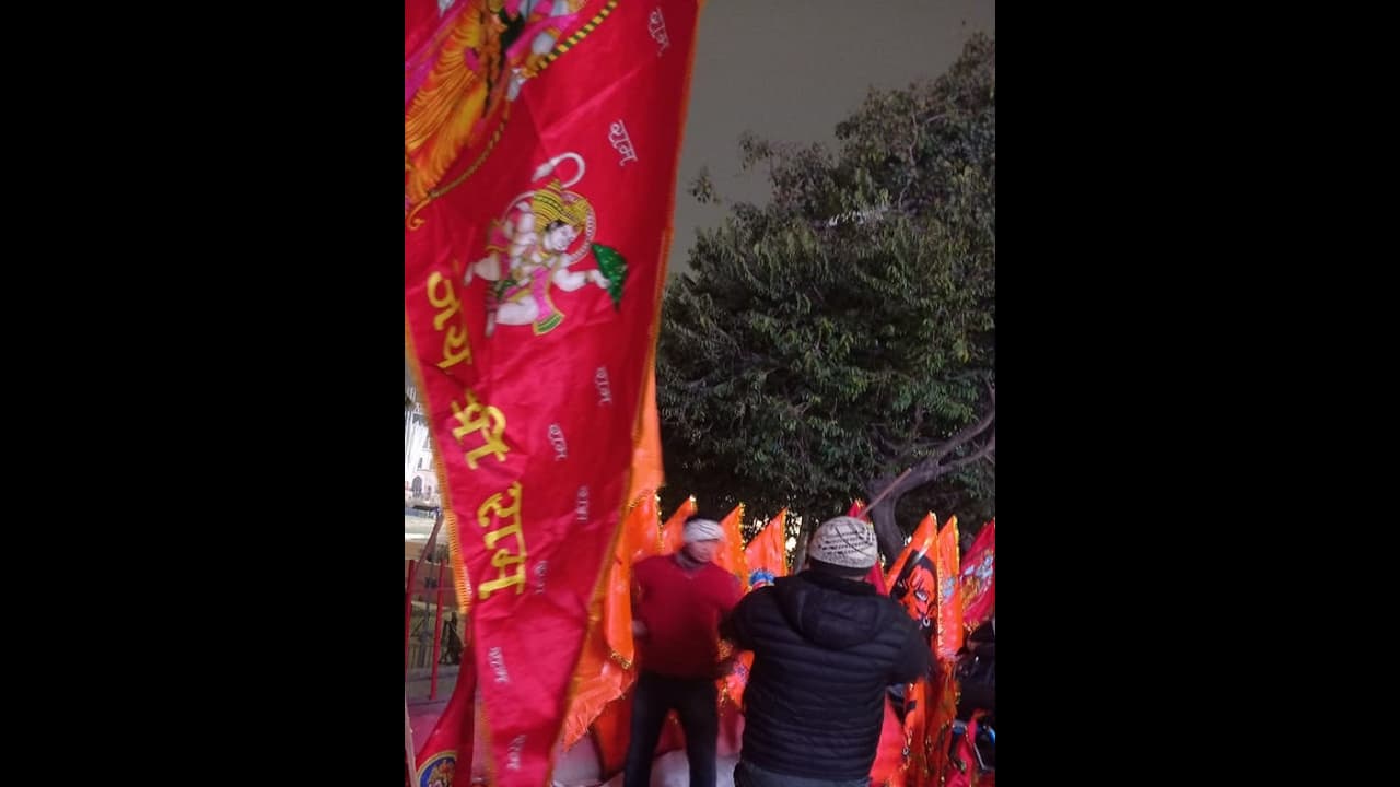 ಮಂಡ್ಯ: ರಾತ್ರೋ ರಾತ್ರಿ ಹನುಮ ಧ್ವಜ ತೆರವಿಗೆ ಅಧಿಕಾರಿಗಳ ಯತ್ನ, ಕೆರಗೋಡದಲ್ಲಿ ಉದ್ವಿಘ್ನ ಪರಿಸ್ಥಿತಿ..! ಮಂಡ್ಯ: ರಾತ್ರೋ ರಾತ್ರಿ ಹನುಮ ಧ್ವಜ ತೆರವಿಗೆ ಅಧಿಕಾರಿಗಳ ಯತ್ನ, ಕೆರಗೋಡದಲ್ಲಿ ಉದ್ವಿಘ್ನ ಪರಿಸ್ಥಿತಿ..!