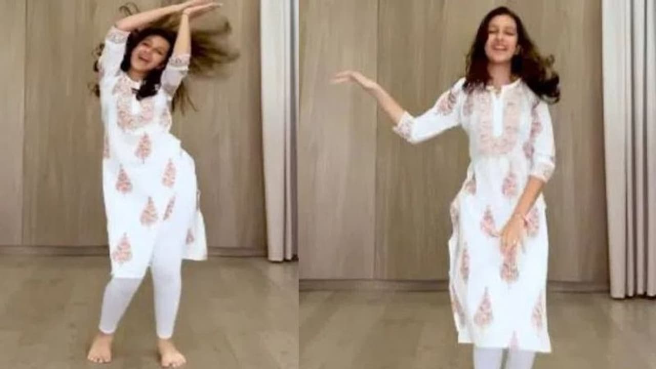 గుంటూరు కారం పాటకు సితార పాప స్టెప్పులు, వైరల్ అవుతున్న వీడియో.. గుంటూరు కారం పాటకు సితార పాప స్టెప్పులు, వైరల్ అవుతున్న వీడియో..