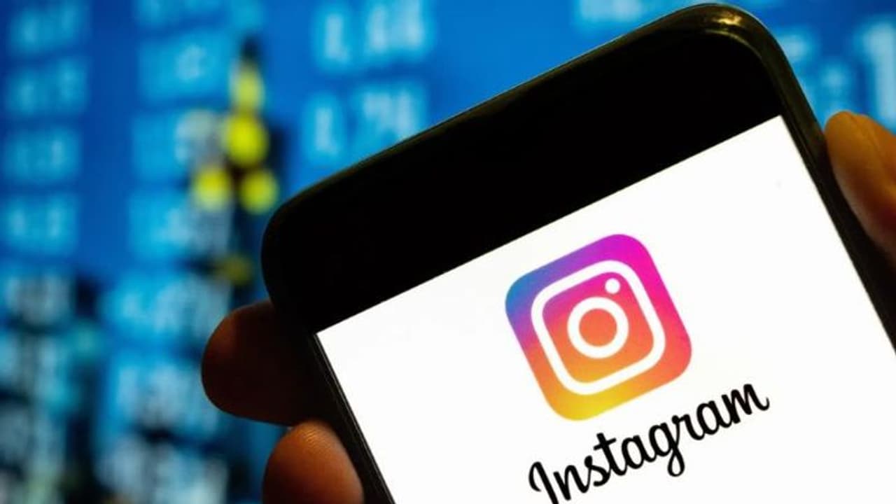 కొత్తగా పెళ్లైన మహిళ డ్యాన్స్: ఇంటర్నెట్ ను షేక్ చేస్తున్న వీడియో కొత్తగా పెళ్లైన మహిళ డ్యాన్స్: ఇంటర్నెట్ ను షేక్ చేస్తున్న వీడియో