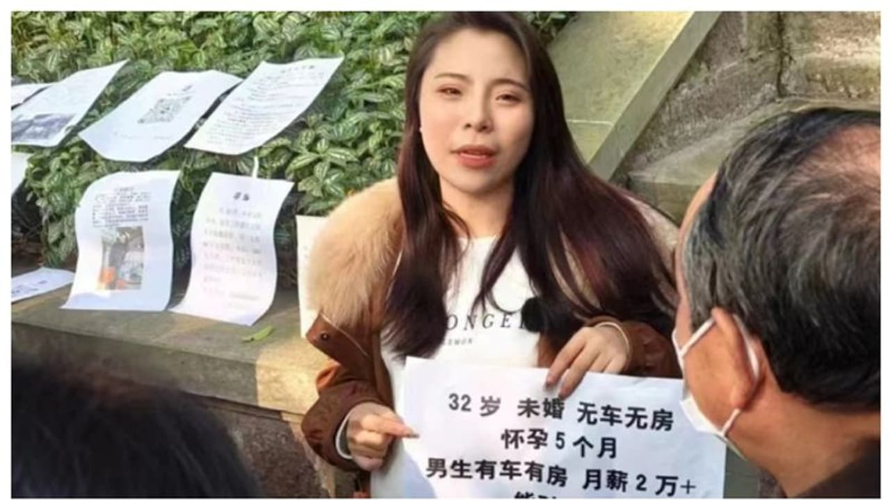 ലൈക്കിനും കാഴ്ചക്കാര്ക്കും വേണ്ടി ഗർഭിണിയാണെന്ന് വ്യാജ വീഡിയോ; പിന്നാലെ വ്ലോഗർക്ക് എട്ടിന്റെ പണി ലൈക്കിനും കാഴ്ചക്കാര്ക്കും വേണ്ടി ഗർഭിണിയാണെന്ന് വ്യാജ വീഡിയോ; പിന്നാലെ വ്ലോഗർക്ക് എട്ടിന്റെ പണി