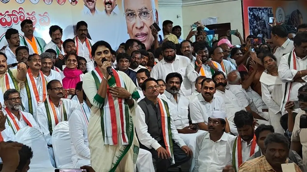 నేను ఎవరో వదిలిన బాణాన్ని కాను.. నా టార్గెట్ నాకుంది : వైఎస్ షర్మిల సంచలన వ్యాఖ్యలు నేను ఎవరో వదిలిన బాణాన్ని కాను.. నా టార్గెట్ నాకుంది : వైఎస్ షర్మిల సంచలన వ్యాఖ్యలు