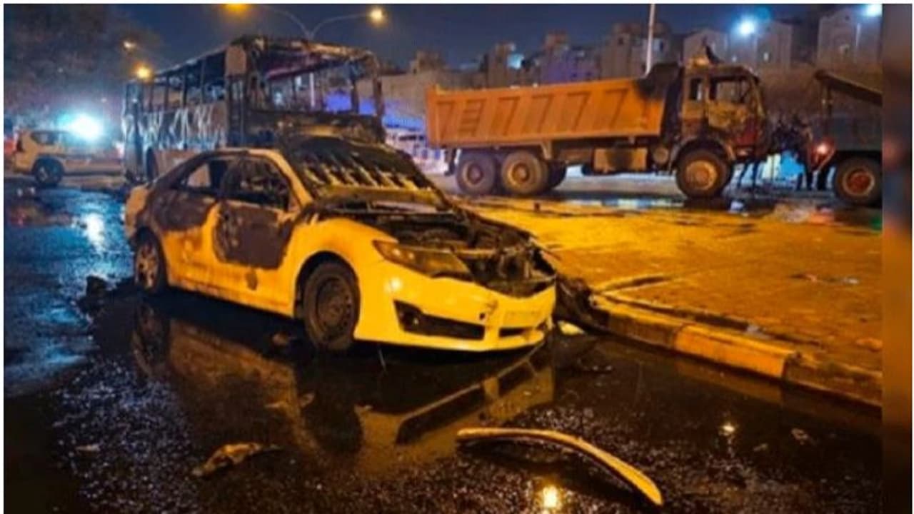 കുവൈത്തില് നാല് വാഹനങ്ങള്ക്ക് തീപിടിച്ചു കുവൈത്തില് നാല് വാഹനങ്ങള്ക്ക് തീപിടിച്ചു