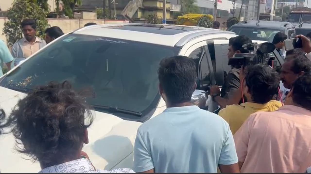 షర్మిల కాన్వాయ్ని అడ్డుకున్న పోలీసులు : భయపడుతున్నారా.. సార్.. అంటూ షర్మిల ఘాటు వ్యాఖ్యలు షర్మిల కాన్వాయ్ని అడ్డుకున్న పోలీసులు : భయపడుతున్నారా.. సార్.. అంటూ షర్మిల ఘాటు వ్యాఖ్యలు