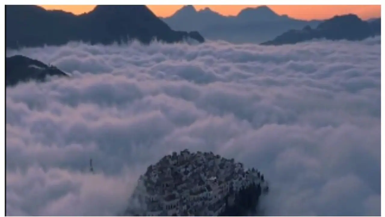 'സ്വര്ഗ്ഗ നഗരമോ ഇത്?'; ഒഴുകി നടക്കുന്ന മേഘങ്ങള്ക്കിടിയില് ഉയര്ന്നു നില്ക്കുന്ന നഗരം ! 'സ്വര്ഗ്ഗ നഗരമോ ഇത്?'; ഒഴുകി നടക്കുന്ന മേഘങ്ങള്ക്കിടിയില് ഉയര്ന്നു നില്ക്കുന്ന നഗരം !